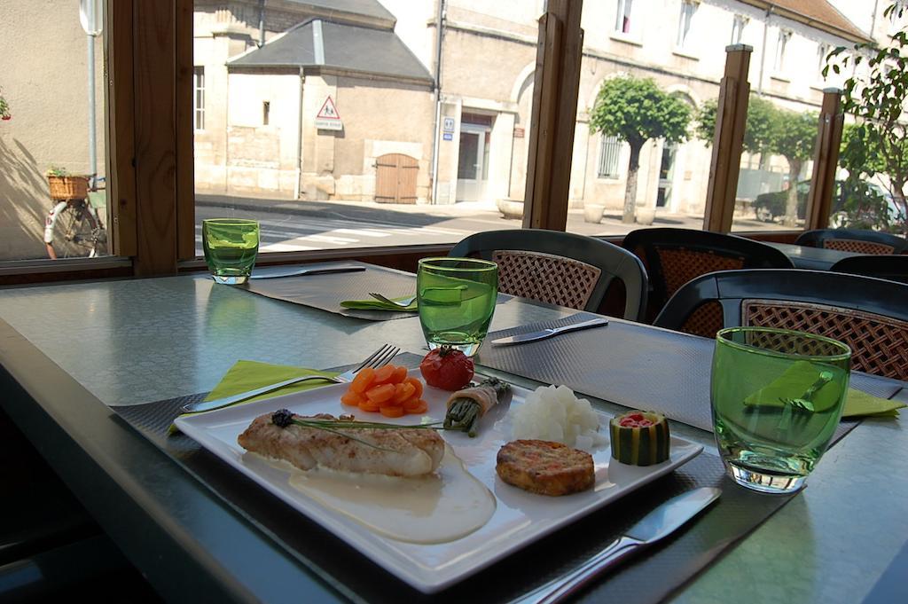 Hotel Du Donjon Champlitte-et-le-Prelot ภายนอก รูปภาพ